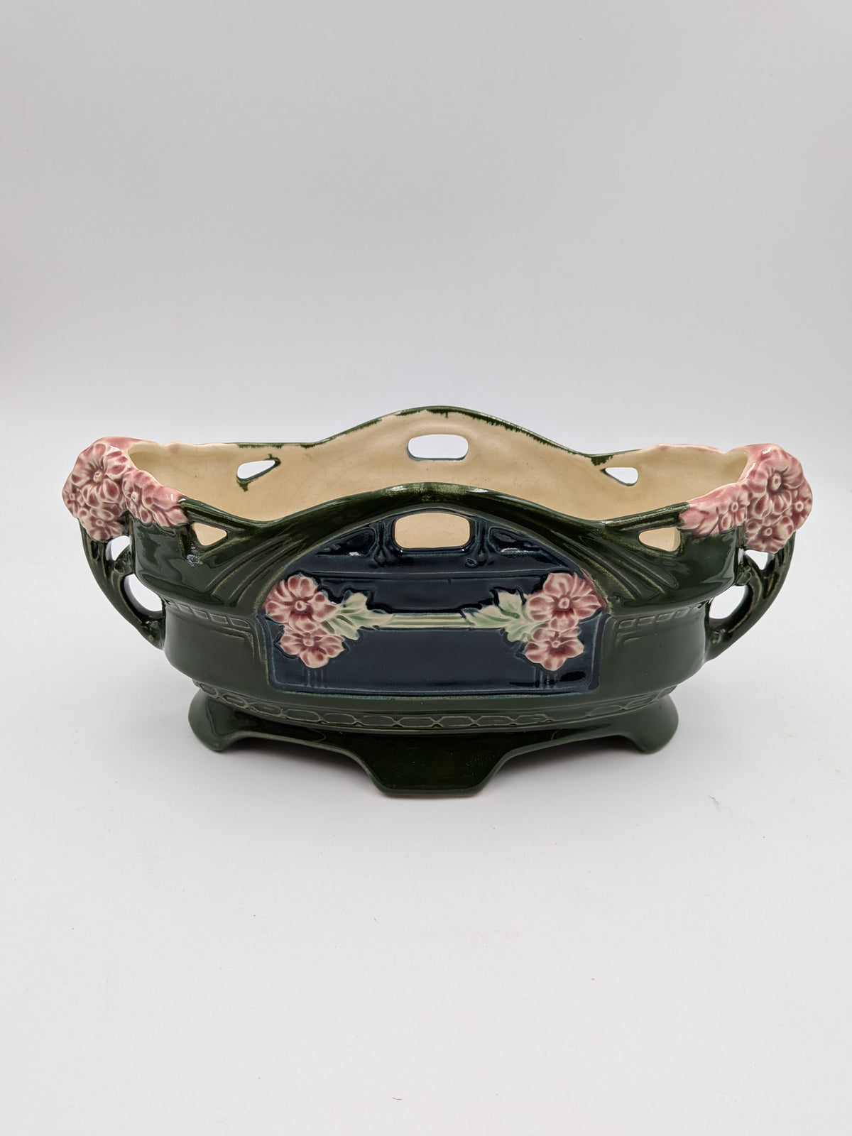 Art nouveau majolica jardinière met bloemen