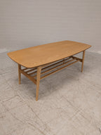 Vintage salontafel met lectuurrek