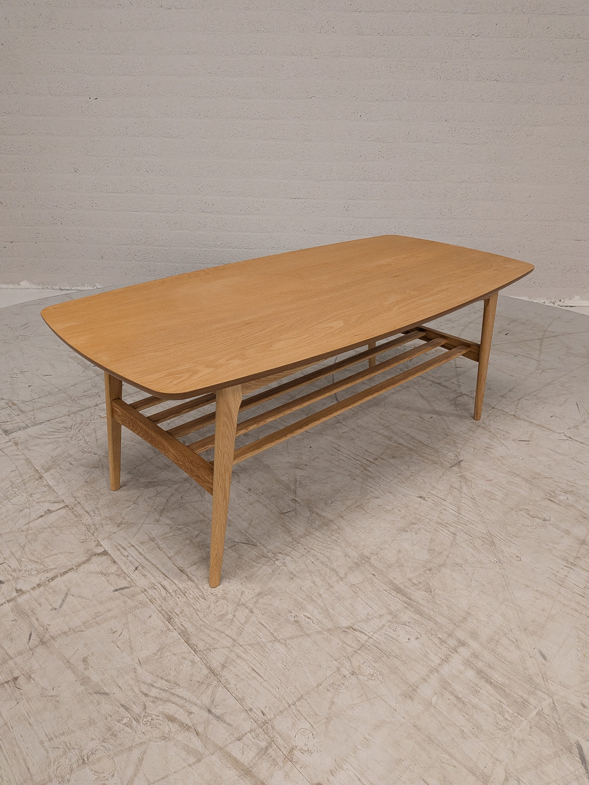 Vintage salontafel met lectuurrek