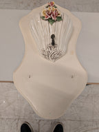 Porseleinen wandfontein met rozen