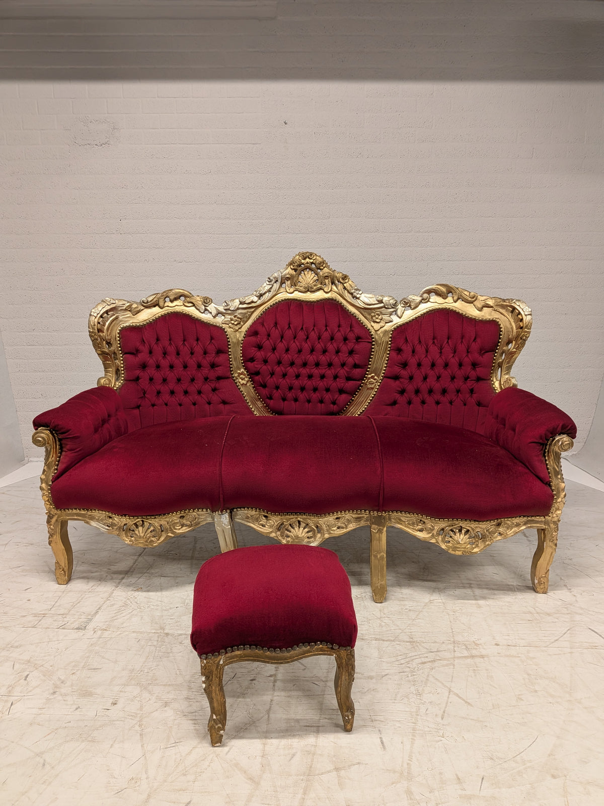 Barokke kasteelbank, rood velours, met poef