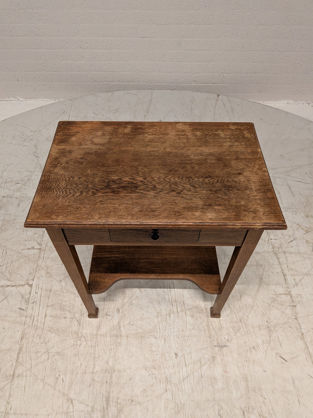 Houten bijzettafeltje met lade
