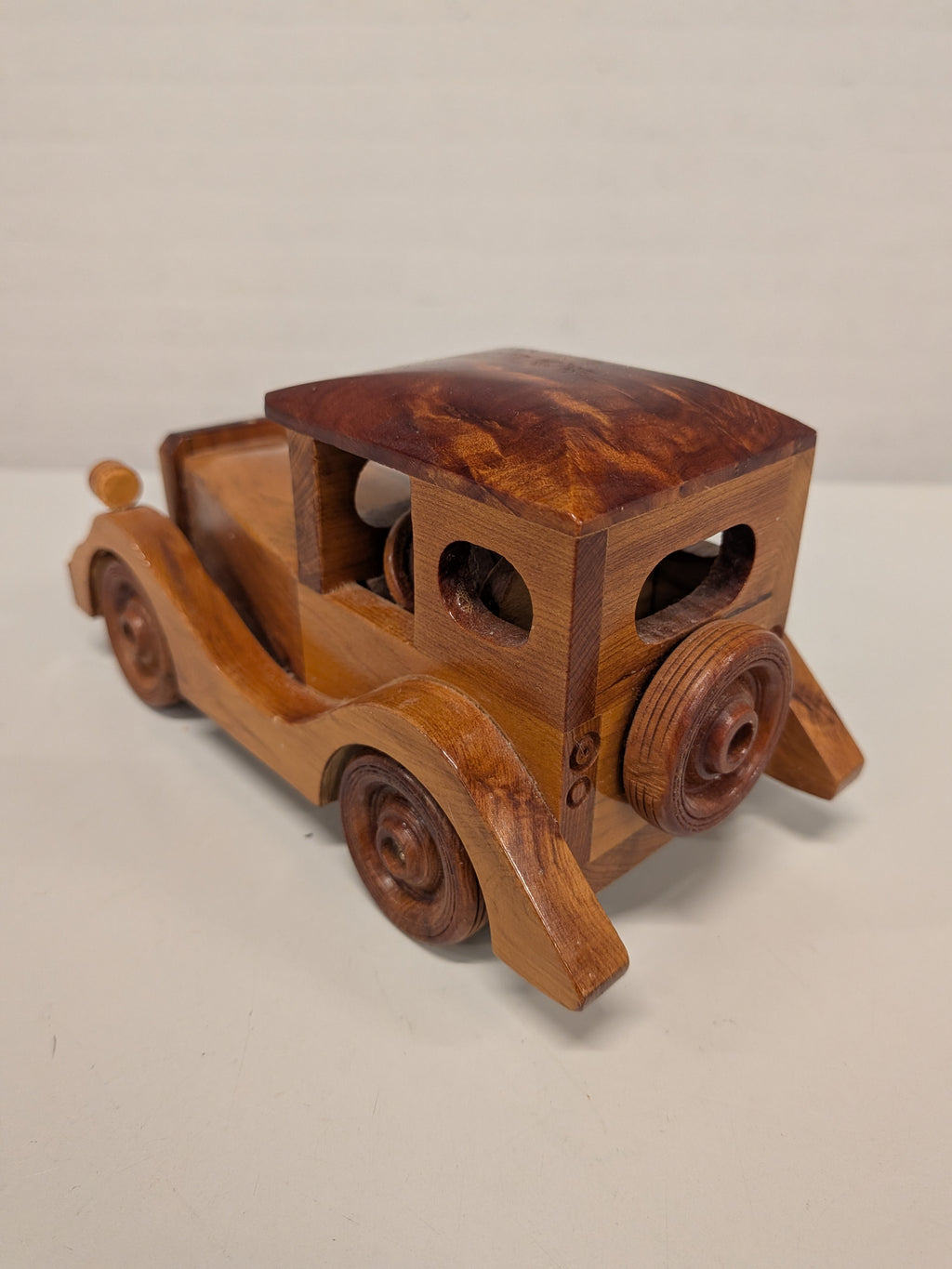 Houten oldtimer van thuyahout