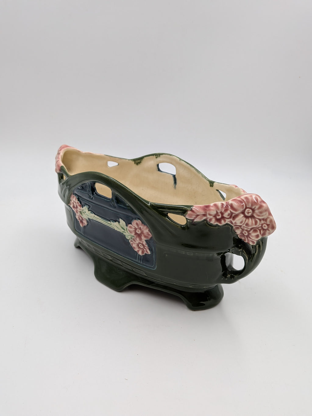 Art nouveau majolica jardinière met bloemen