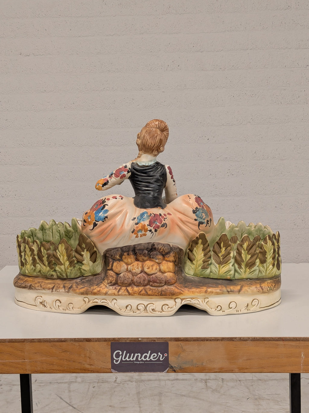 Porseleinen beeld, edelvrouw met zwanen