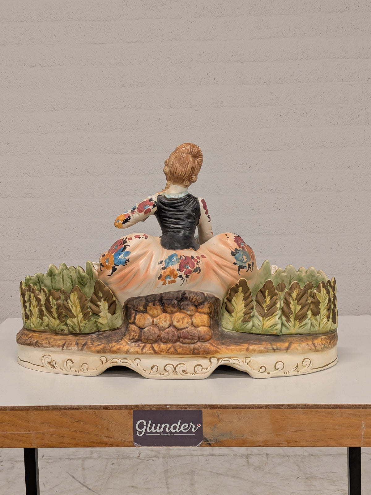 Porseleinen beeld, edelvrouw met zwanen