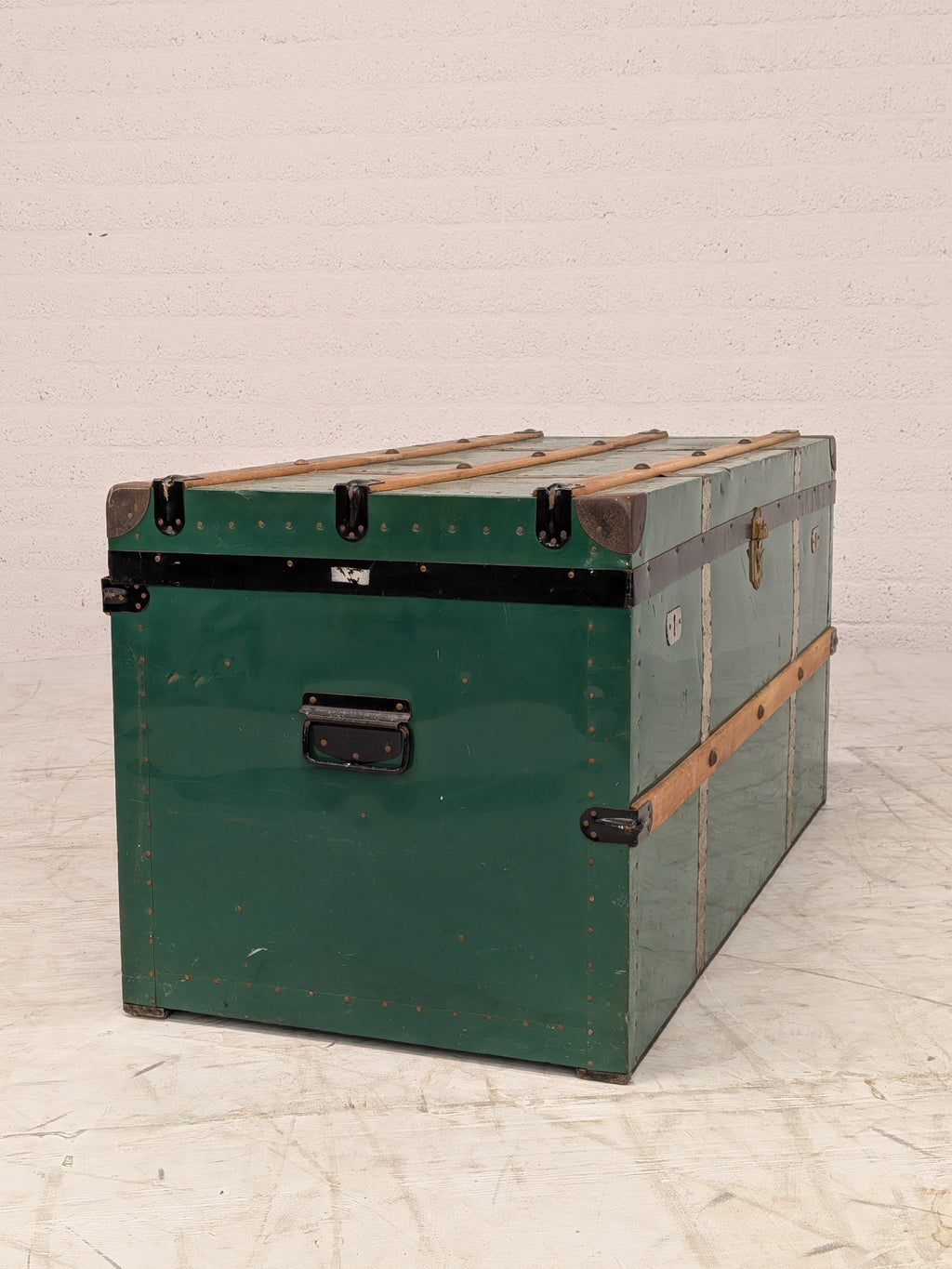 Groene kist met houten latten