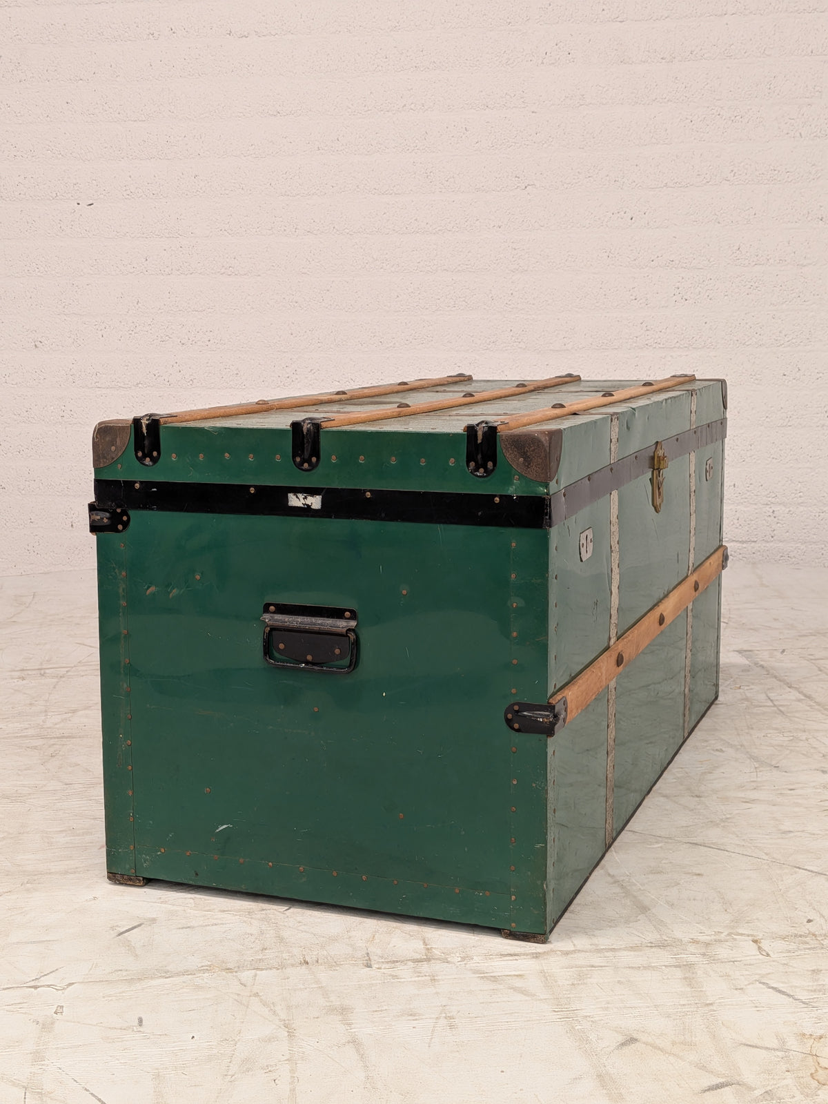 Groene kist met houten latten
