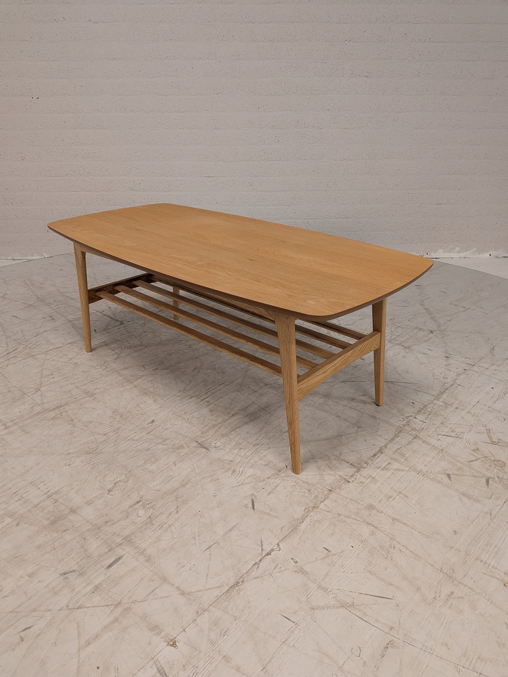 Vintage salontafel met lectuurrek