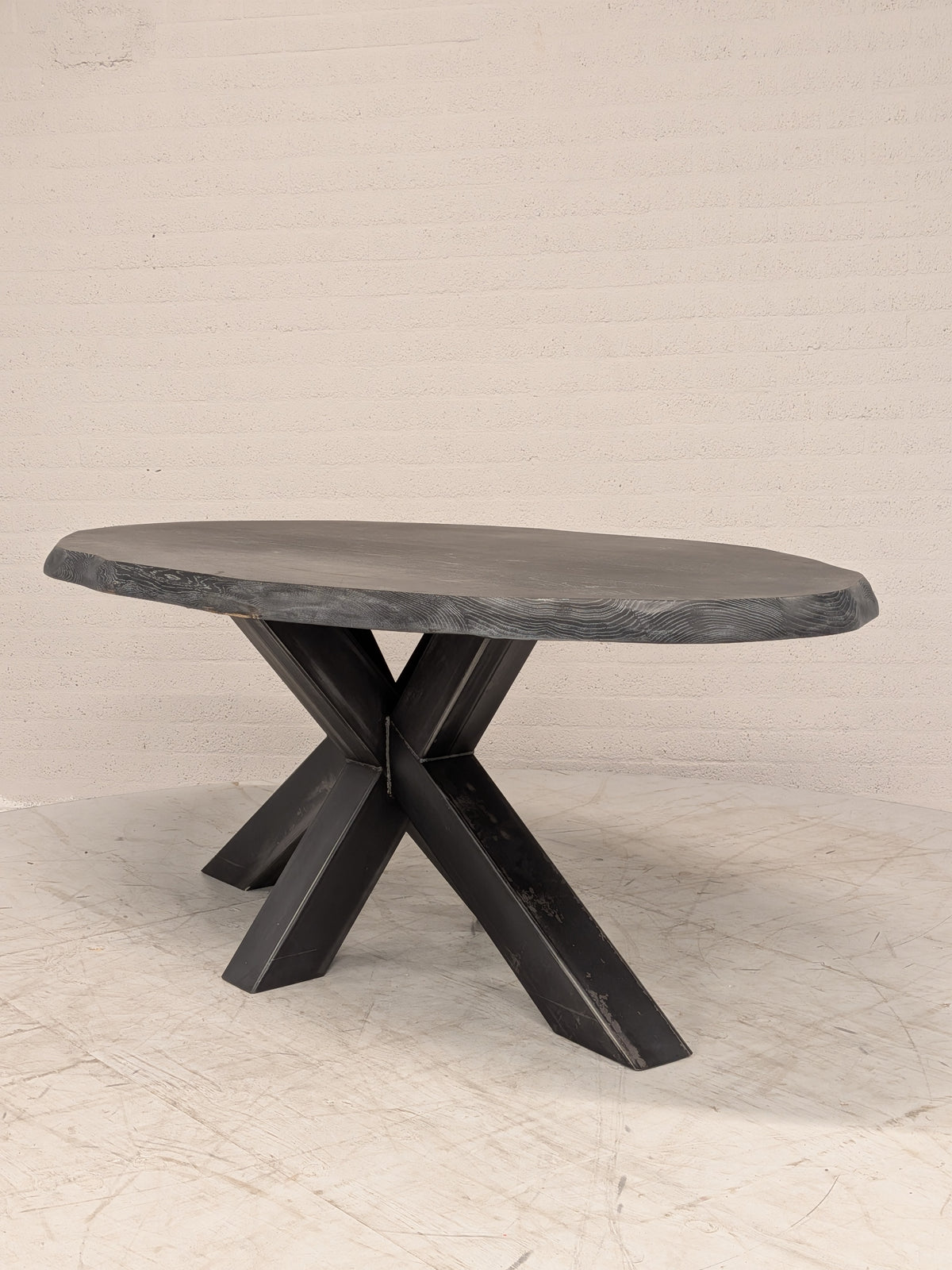 Eettafel ovaal met stalen spinpoot