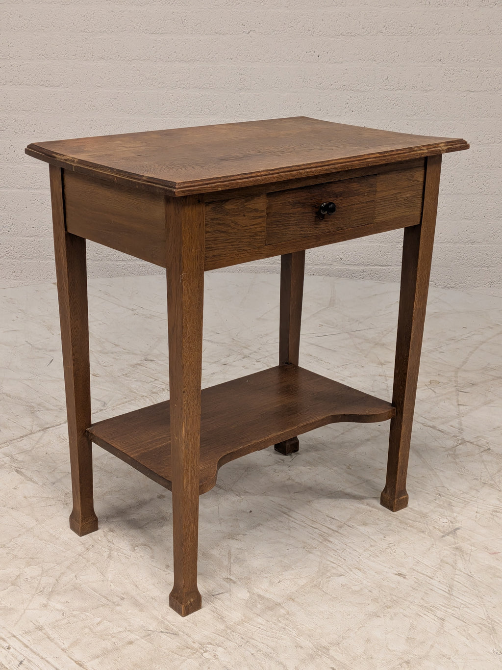 Houten bijzettafeltje met lade