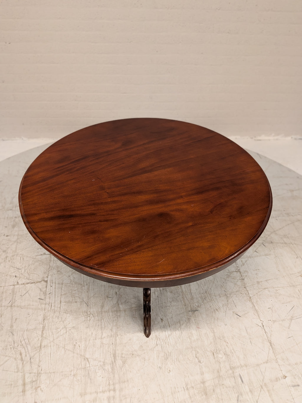 Ronde tafel op driepoot
