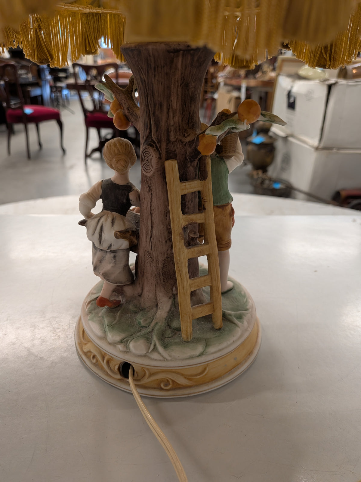 Schemerlamp met porseleinen voet en franjekap