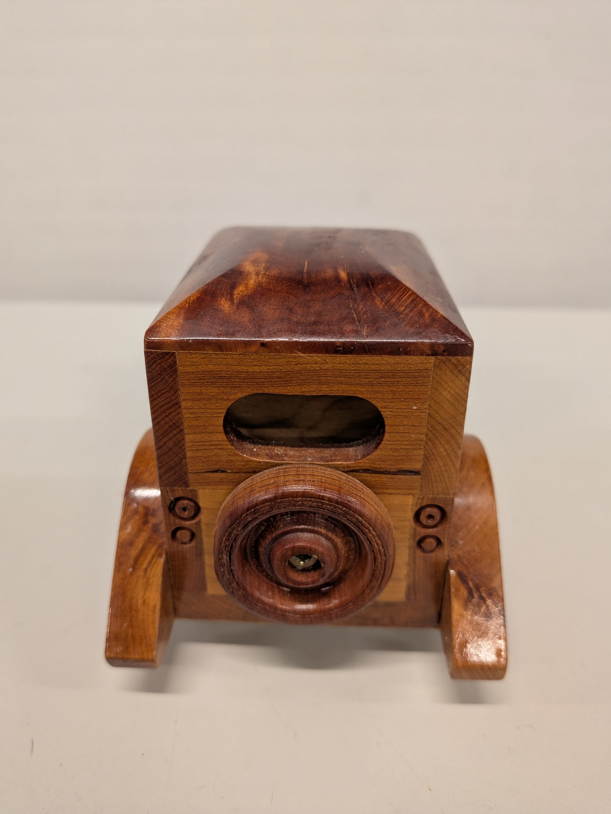Houten oldtimer achterzijde met reservewiel