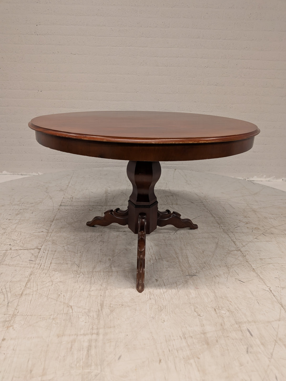 Ronde tafel op driepoot