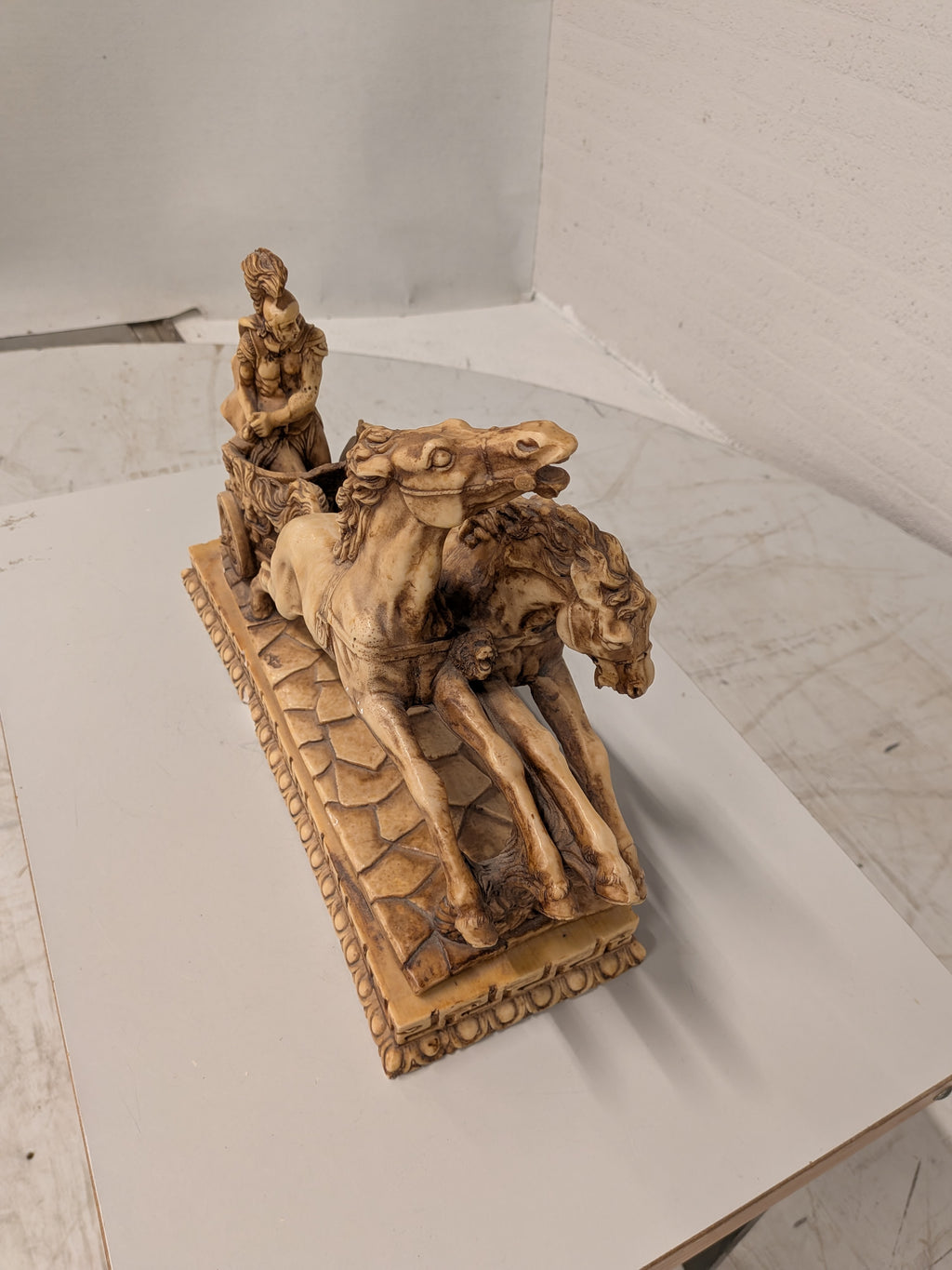 Beeld Romeinse strijdwagen met paarden