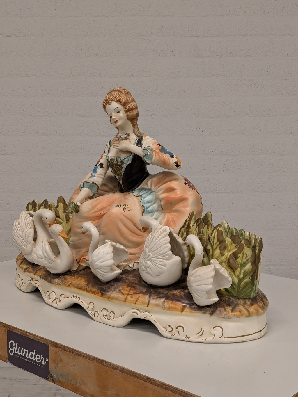 Porseleinen beeld, edelvrouw met zwanen