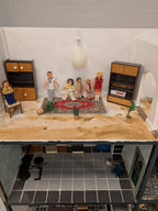 Groot poppenhuis met inrichting