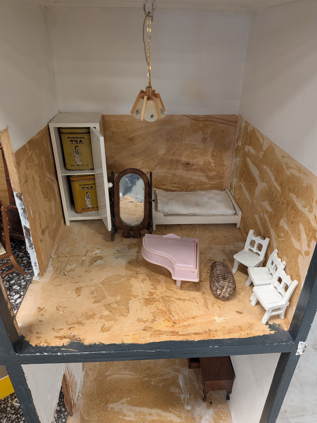 Groot poppenhuis met inrichting
