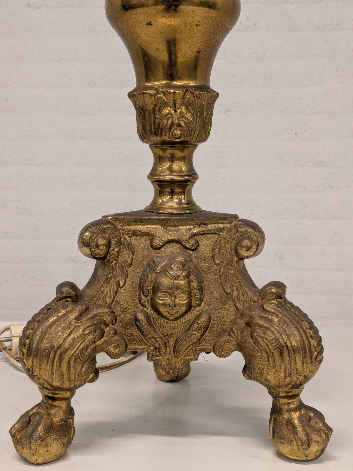 Grote messing kandelaarlamp met engelenkopjes