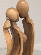 Houten beeld omarmend paar