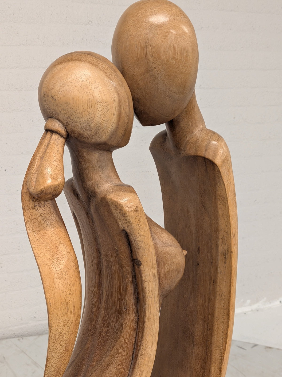 Houten beeld omarmend paar