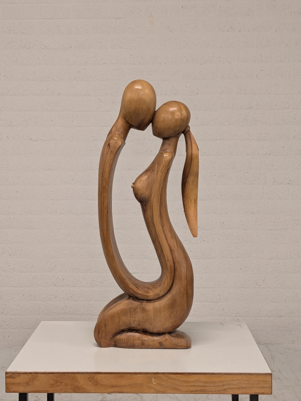 Houten beeld omarmend paar