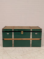 Groene kist met houten latten