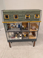 Groot poppenhuis met inrichting