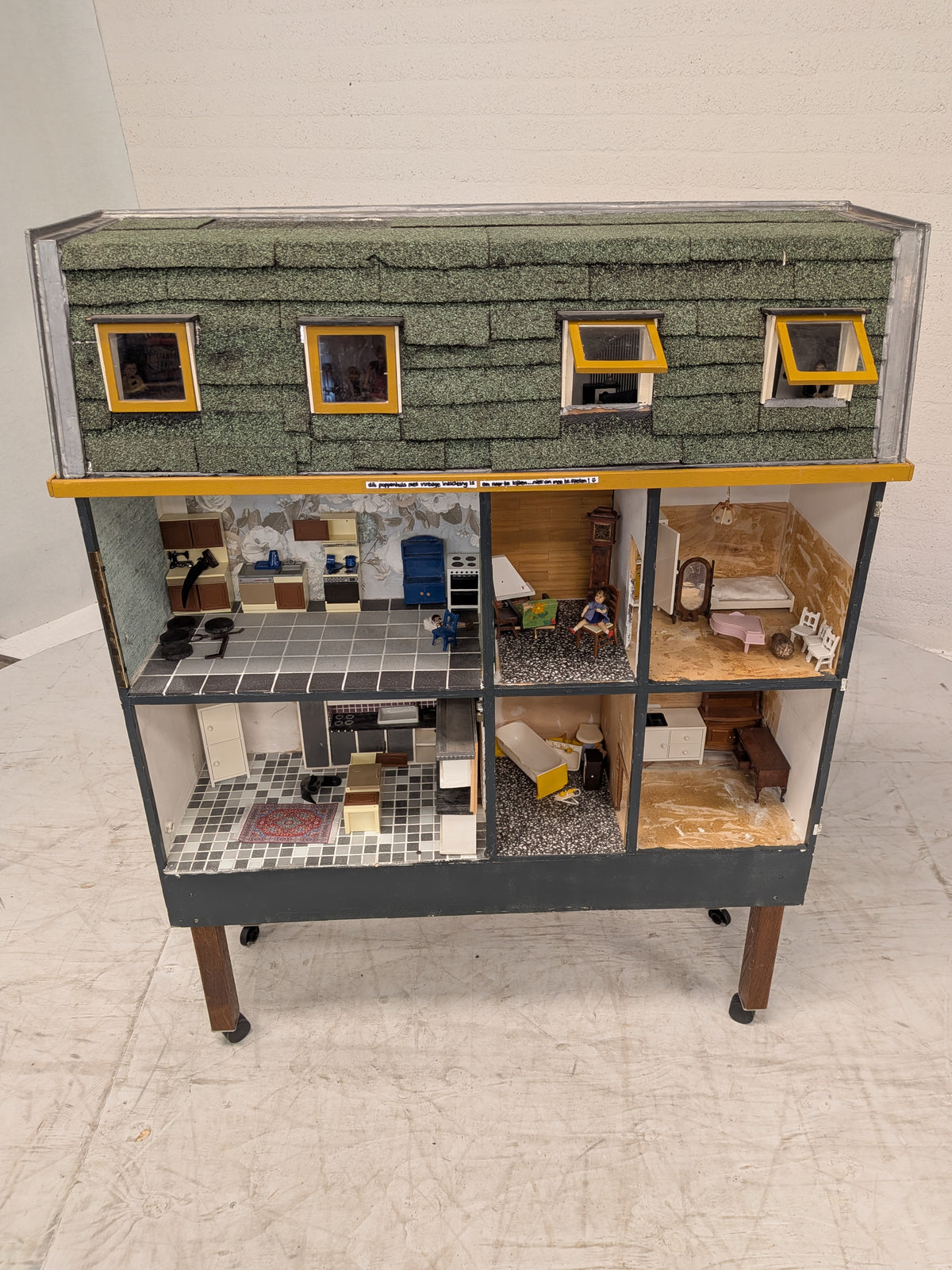 Groot poppenhuis met inrichting