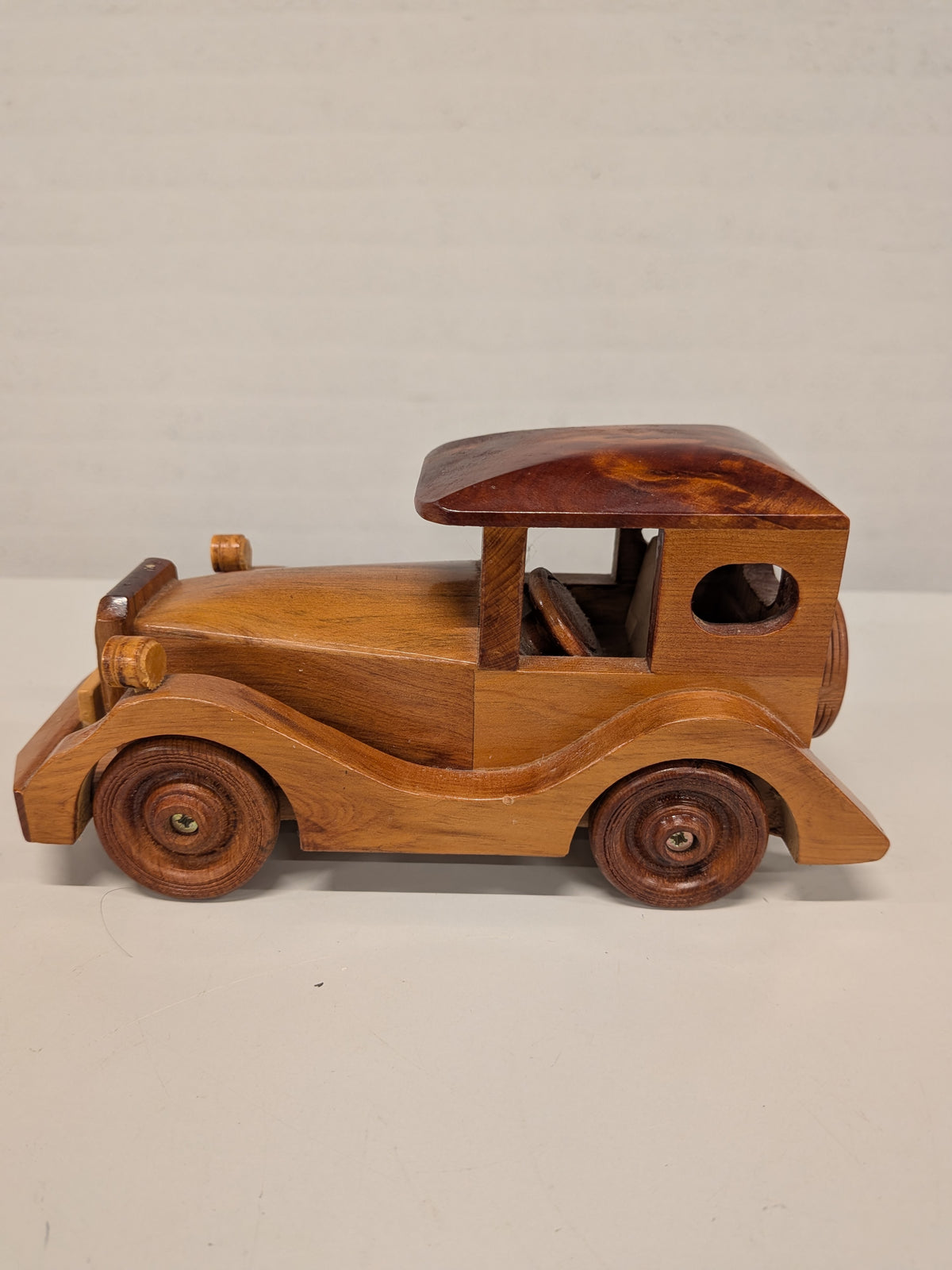 Houten oldtimer van thuyahout