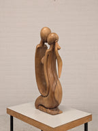 Houten beeld omarmend paar