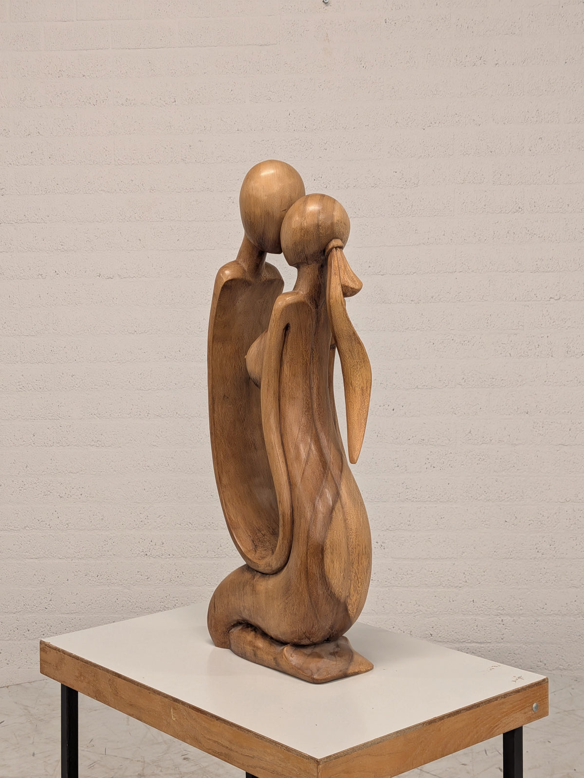 Houten beeld omarmend paar