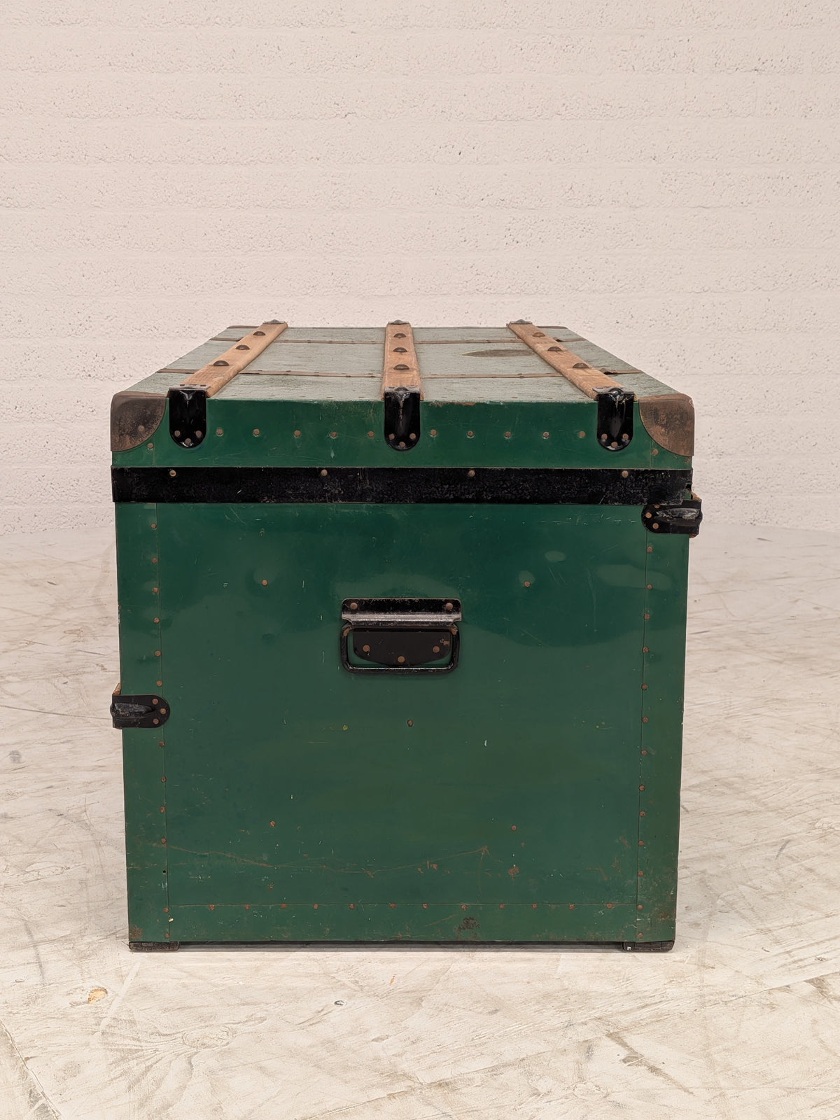 Groene kist met houten latten