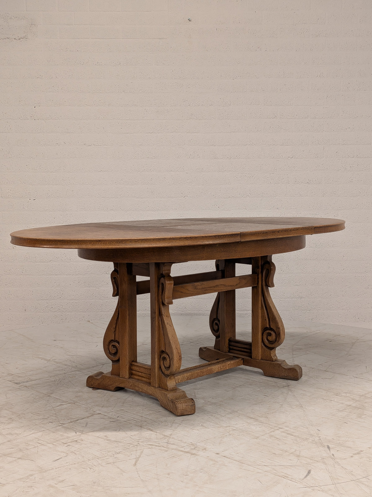 Ovale eiken eettafel met klapbladen