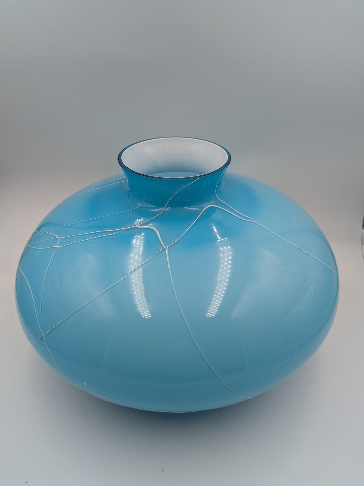 Glasgeblazen vaas, blauw met witte draden