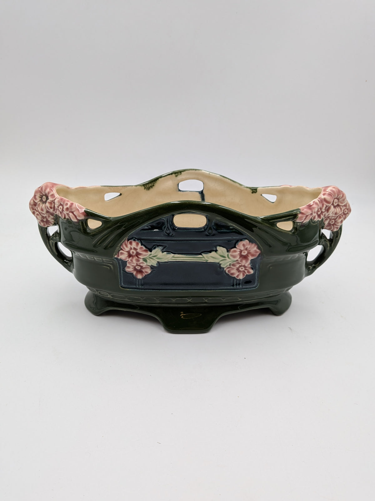 Art nouveau majolica jardinière met bloemen
