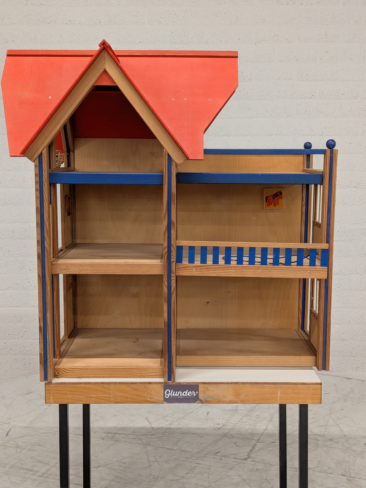 Houten poppenhuis met inrichting