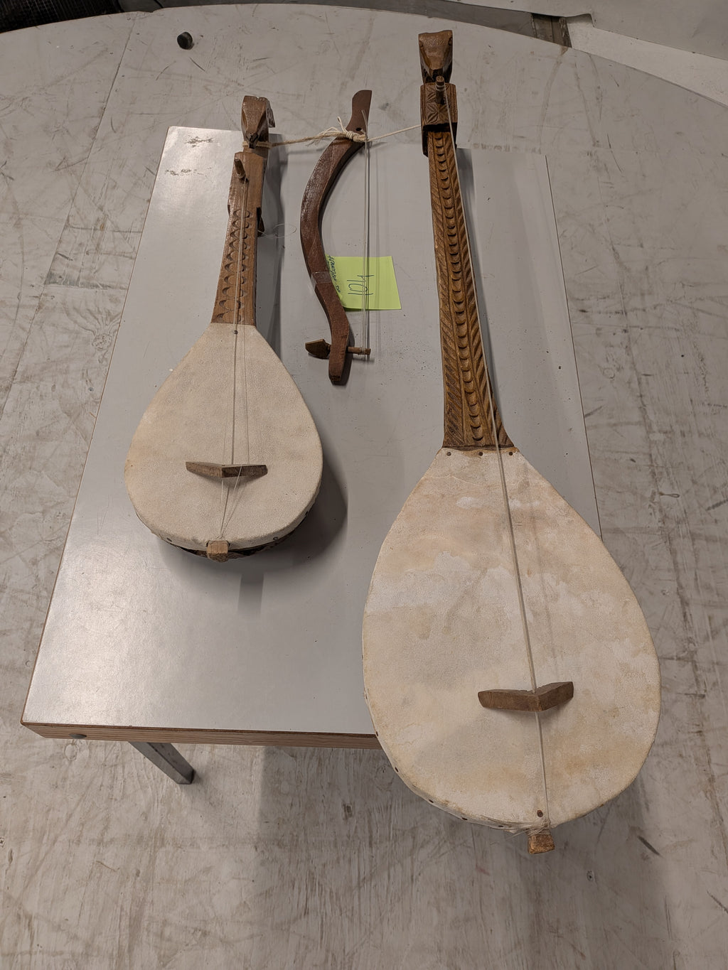 Set van 2 gesneden gusla's