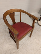 Houten armstoel met rode zitting