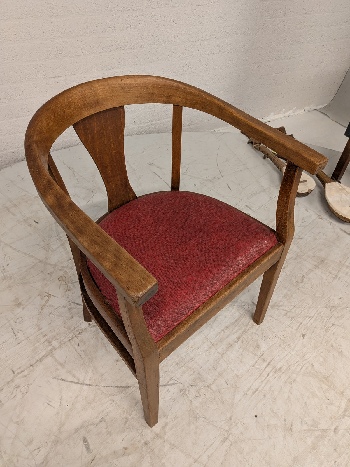 Houten armstoel met rode zitting