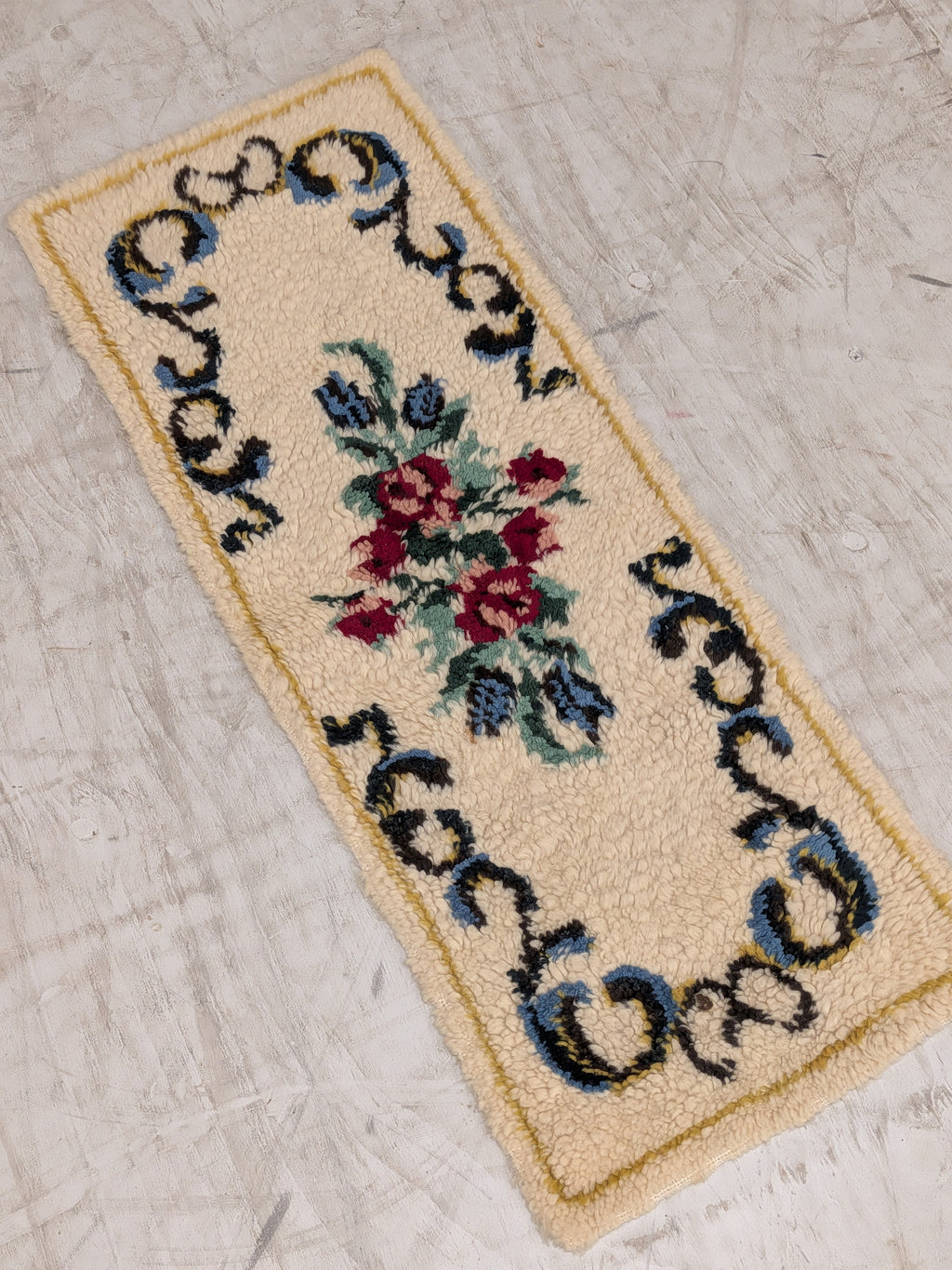 Vintage handgeknoopt kleedje met rozen