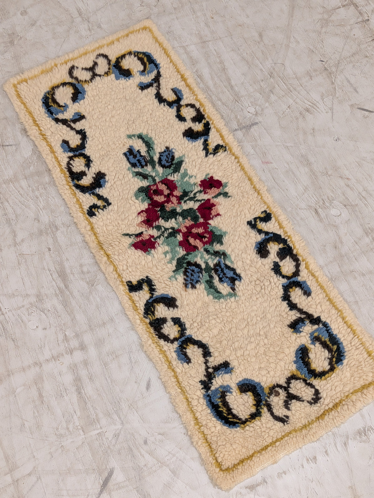 Vintage handgeknoopt kleedje met rozen