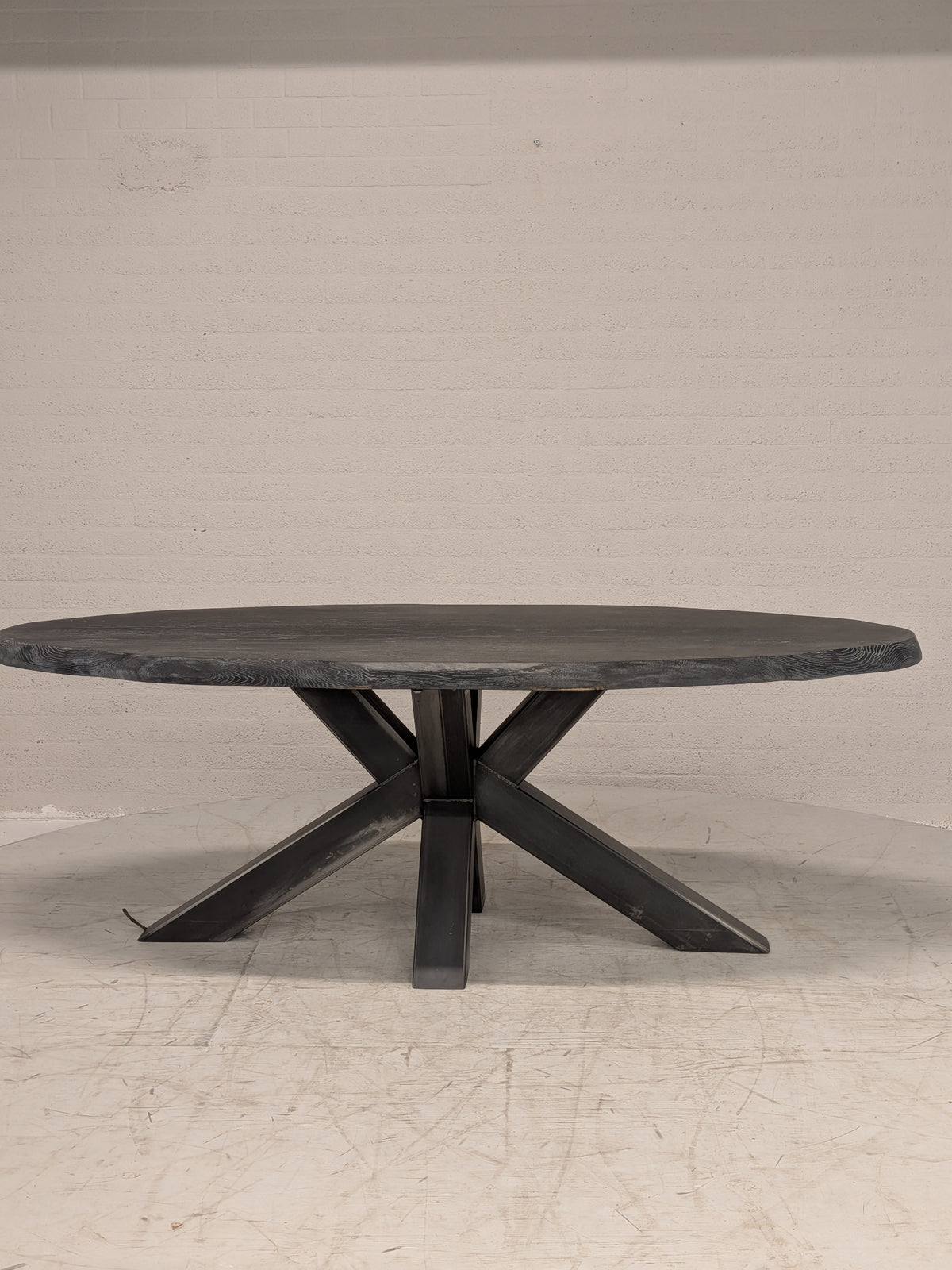 Eettafel ovaal met stalen spinpoot