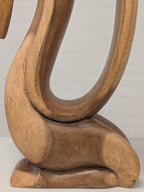 Houten beeld omarmend paar