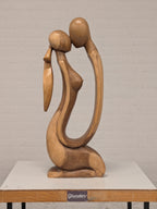 Houten beeld omarmend paar