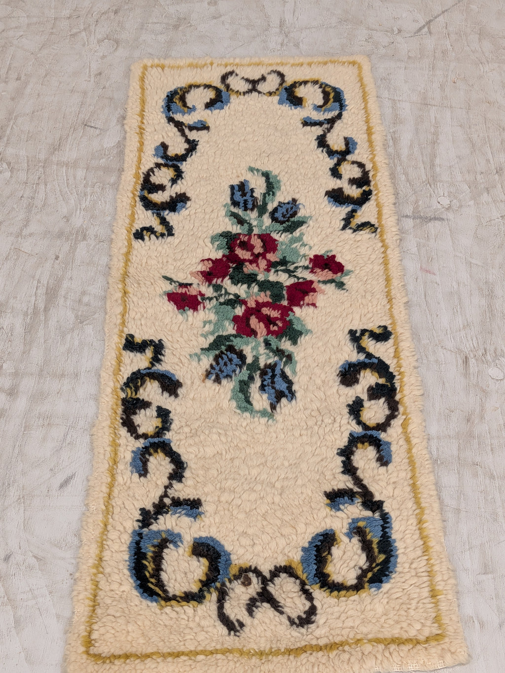 Vintage handgeknoopt kleedje met rozen