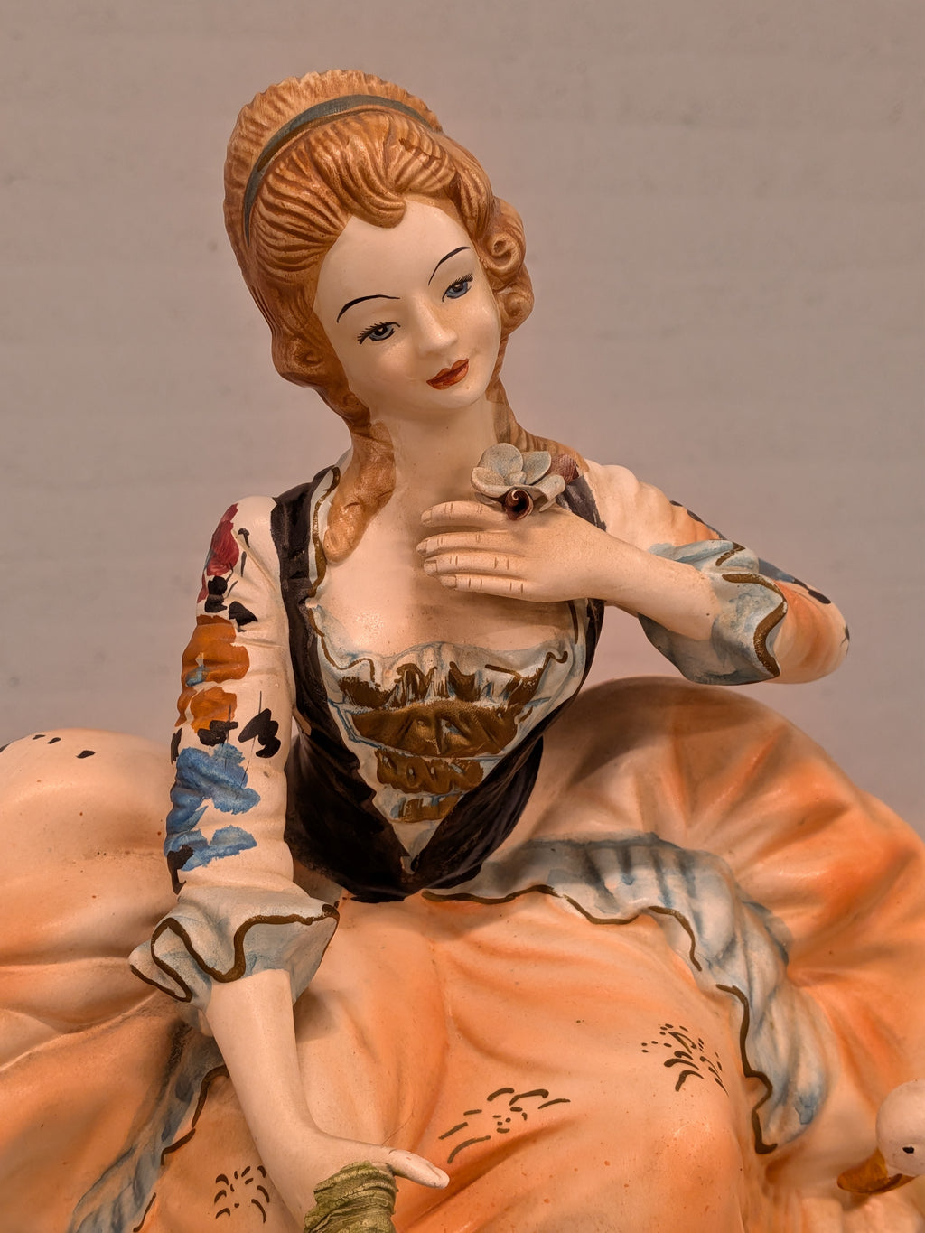 Porseleinen beeld, edelvrouw met zwanen