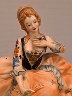 Porseleinen beeld, edelvrouw met zwanen