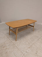 Vintage salontafel met lectuurrek